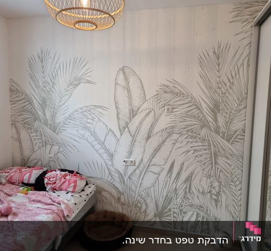 טפט עם הדפס עלים טרופיים על קיר חדר שינה